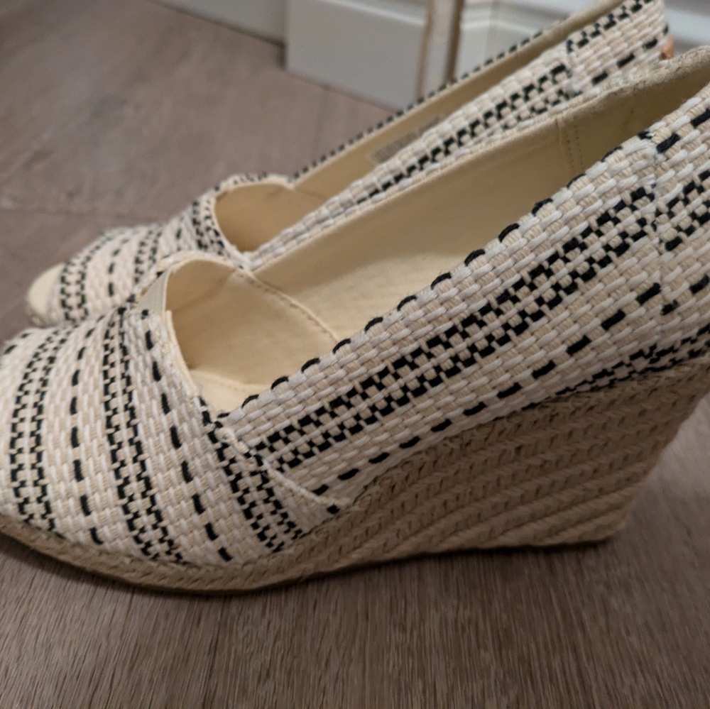 PREACIOUS BRAND NEW TOM'S CREAM AND BLACK MICHELLE ESPADRILLES IN A,  7 1/2 W